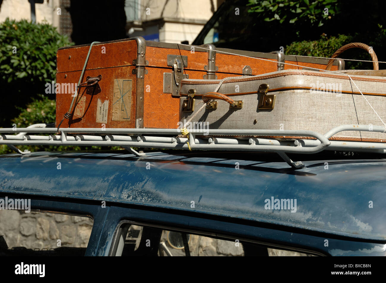 Vintage Gepäck auf dem Dach des Auto Auto Koffer Stockfotografie - Alamy