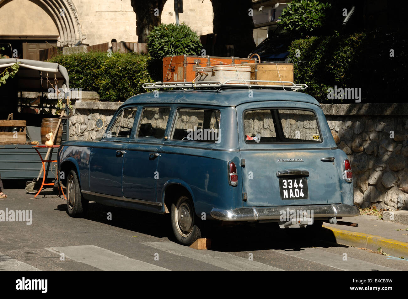 Vintage Peugeot 403 Estate Car (c1960) & Vintage Luggage Tied to Roof Rack, Forcalquier, Alpes-de-Haute-Provence, Provence France Stock Photo