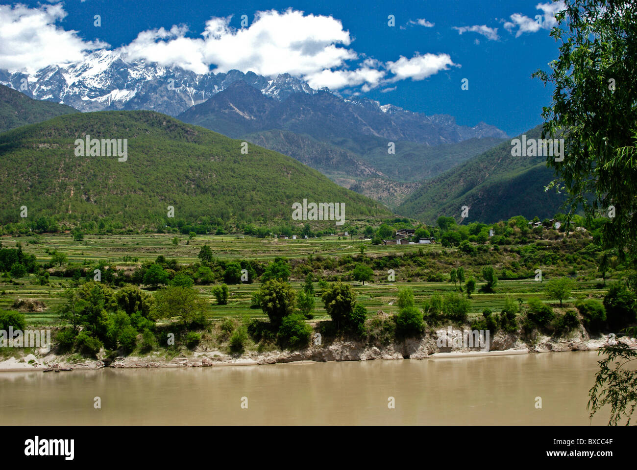 Himalayas and Yangtze River near Shigu, Yunnan, China Stock Photo