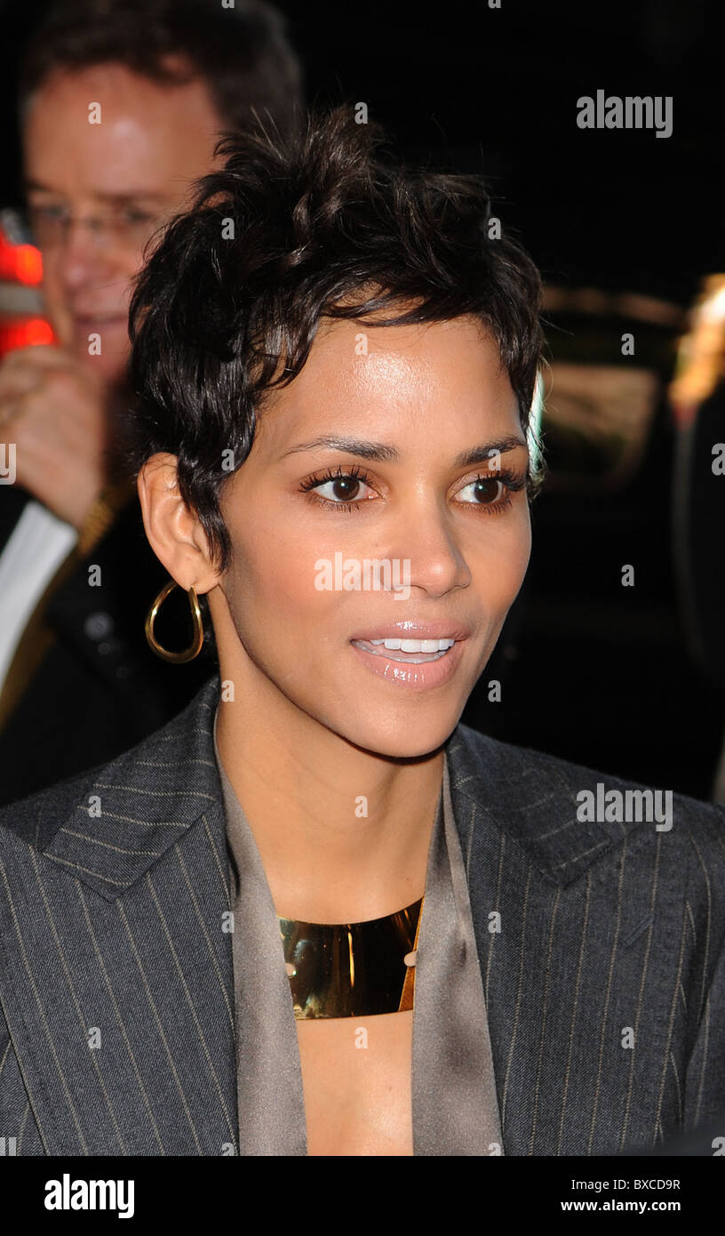 Halle Berrining yalangoch fotosuratlari