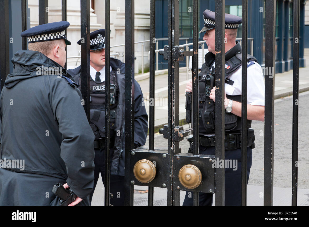 BARRIER, GUARDS, DOWNING STREET NO.10, RESIDENCE OF PRIME MINISTER, LONDON, ENGLAND, GREAT BRITAIN Stock Photo