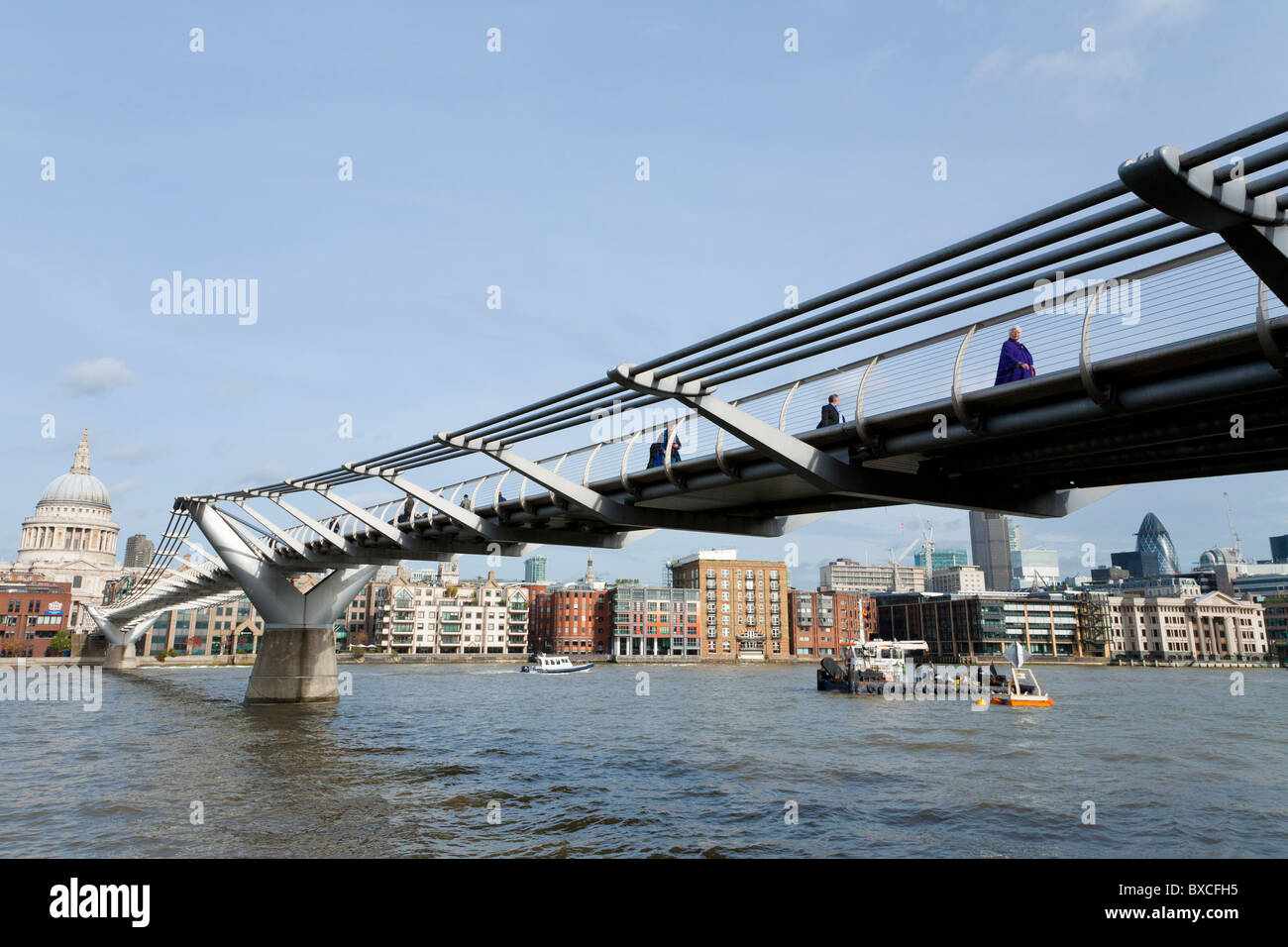 PEDESTRIANS, MILLENIUM BRIDGE, RIVER THAMES, ST. PAUL S CATHEDRAL, LONDON, ENGLAND, GREAT BRITAIN Stock Photo