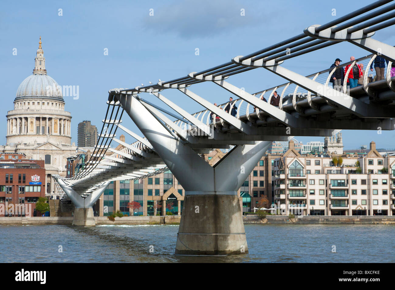 PEDESTRIANS, MILLENIUM BRIDGE, RIVER THAMES, ST. PAUL S CATHEDRAL, LONDON, ENGLAND, GREAT BRITAIN Stock Photo