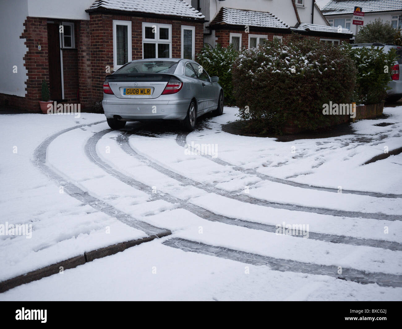 Car tyre tracks in the snow hi-res stock photography and images - Alamy