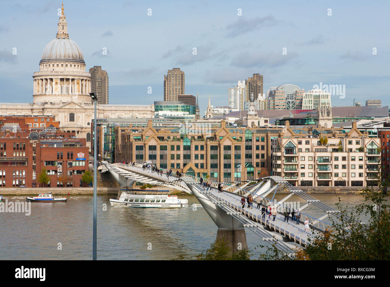 SKYLINE, CITYSCAPE, PEDESTRIANS, MILLENIUM BRIDGE, RIVER THAMES, ST. PAUL S CATHEDRAL, LONDON, ENGLAND, GREAT BRITAIN Stock Photo