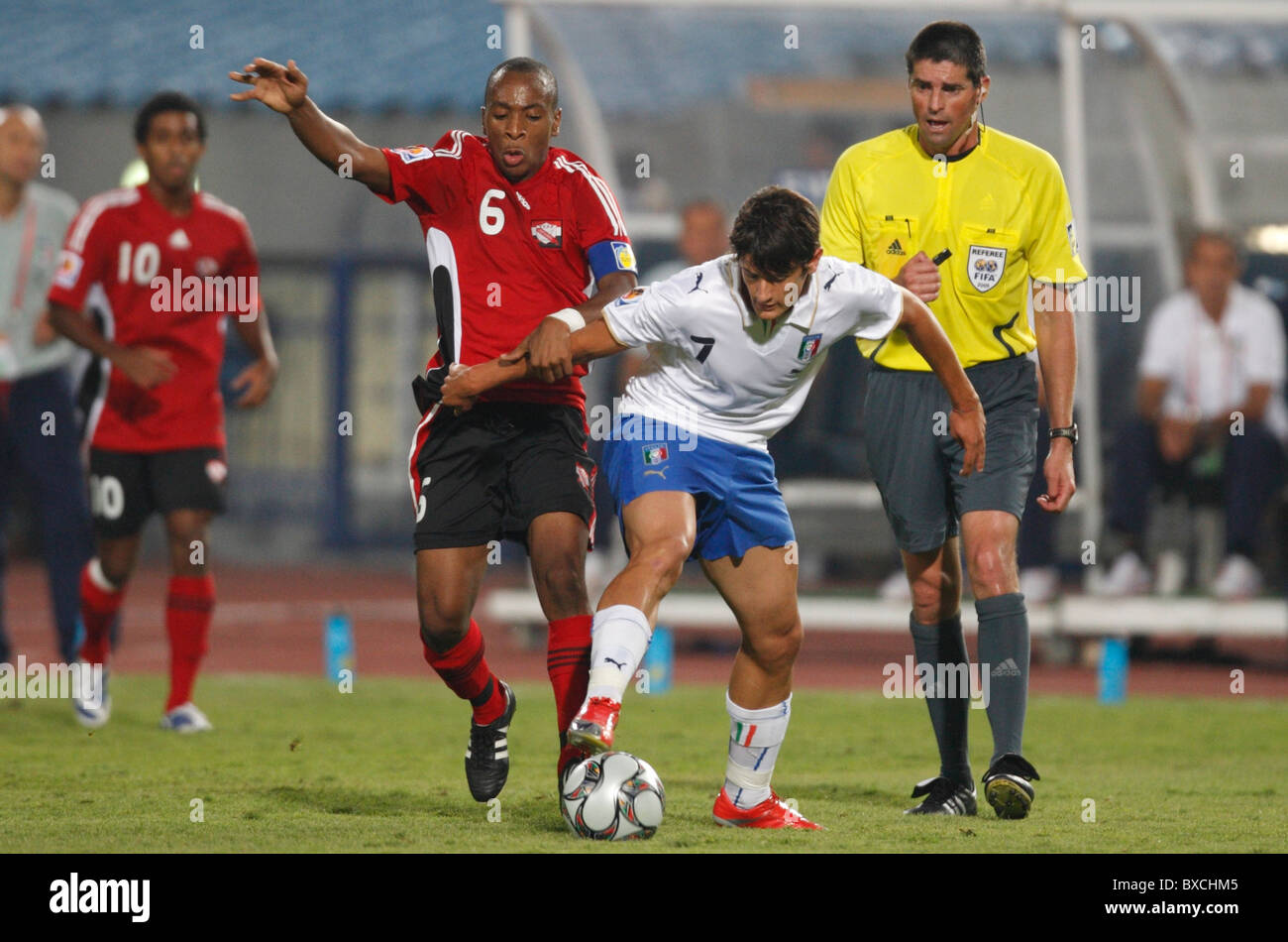Leston Paul of Trinidad and Tobago (l) defends against Claudio Della Penna  of Italy (r) during a 2009 U-20 World Cup match Stock Photo - Alamy