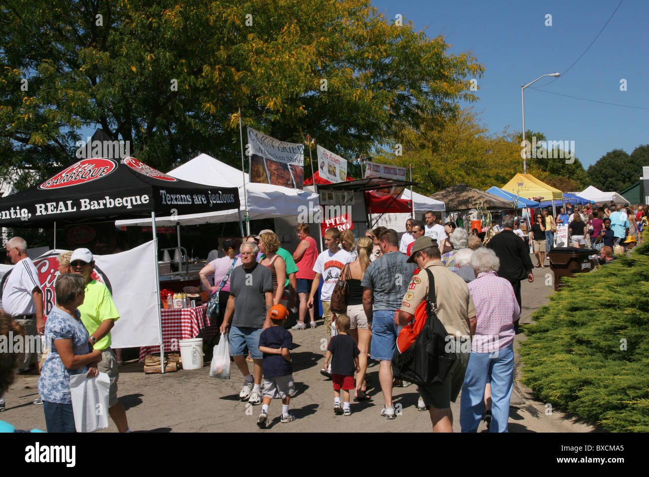 Food vendors and a crowd of people at a street festival. Beavercreek Popcorn Festival. Beavercreek, Ohio, USA. Stock Photo