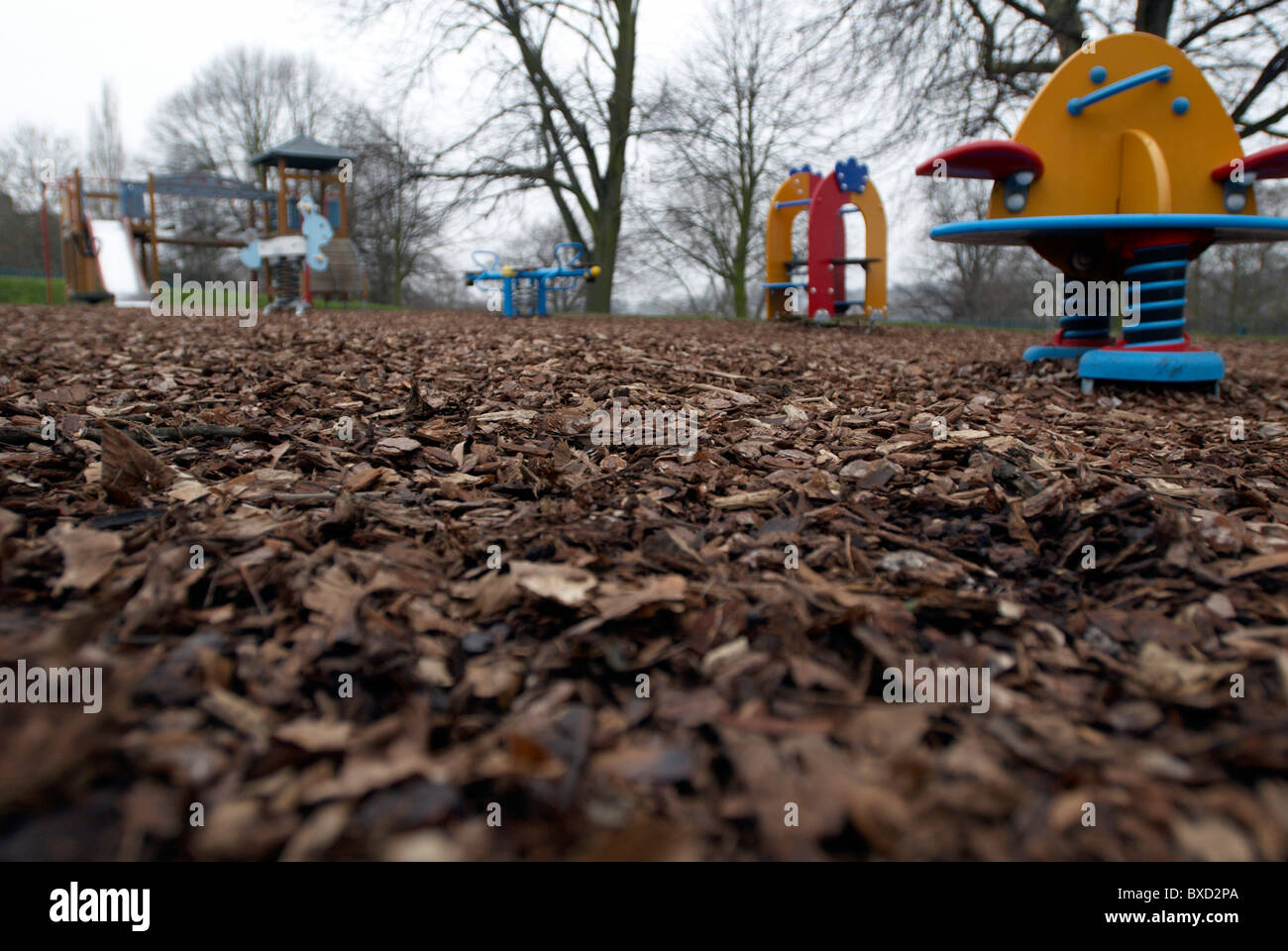 Playground surfacing with barkbased pine chipboards made of recycled