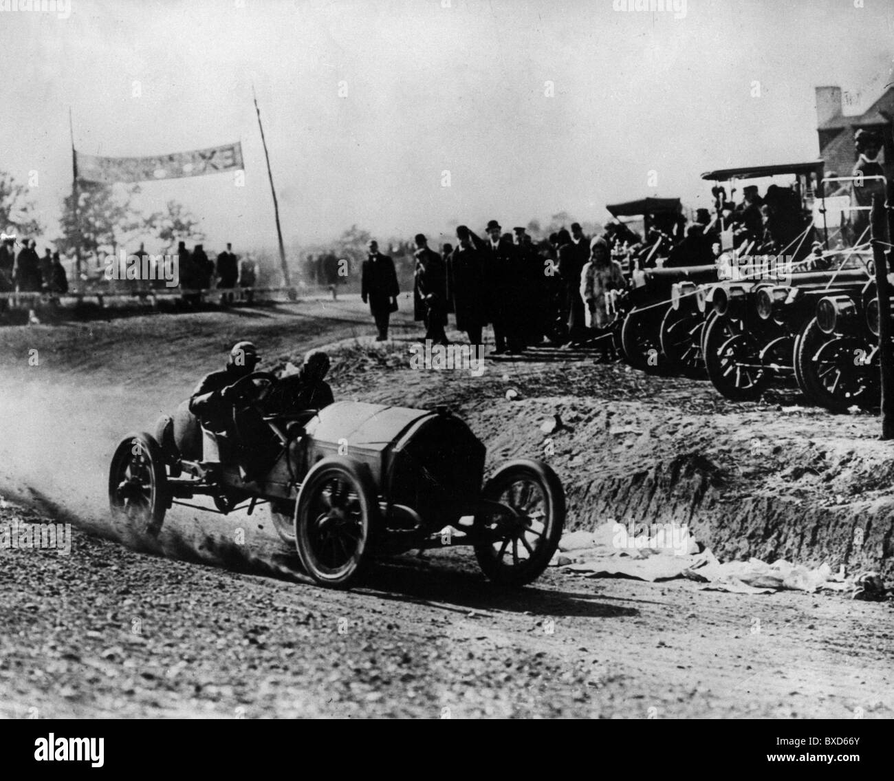 sport, car racing, Vanderbilt Cup 1909, William Knipper placed third on a Chalmers-Detroit racing car, Long Island Motor Parkway, New York, 30.9.1909, co-driver, driver, audience, USA, 20th century, Chalmers - Detroit, historic, historical, people, 1900s, Additional-Rights-Clearences-Not Available Stock Photo