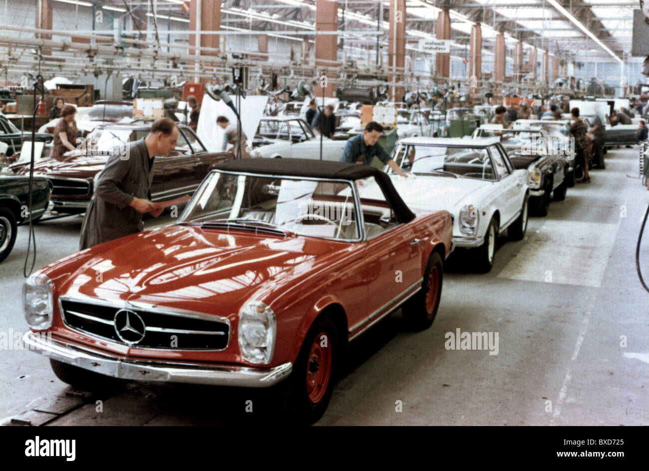 industry, automobile industry, Daimler-Benz, final assembly of a sports car, Sindelfingen factory, Baden-Wuerttemberg, Germany, 1970s, , Additional-Rights-Clearences-Not Available Stock Photo