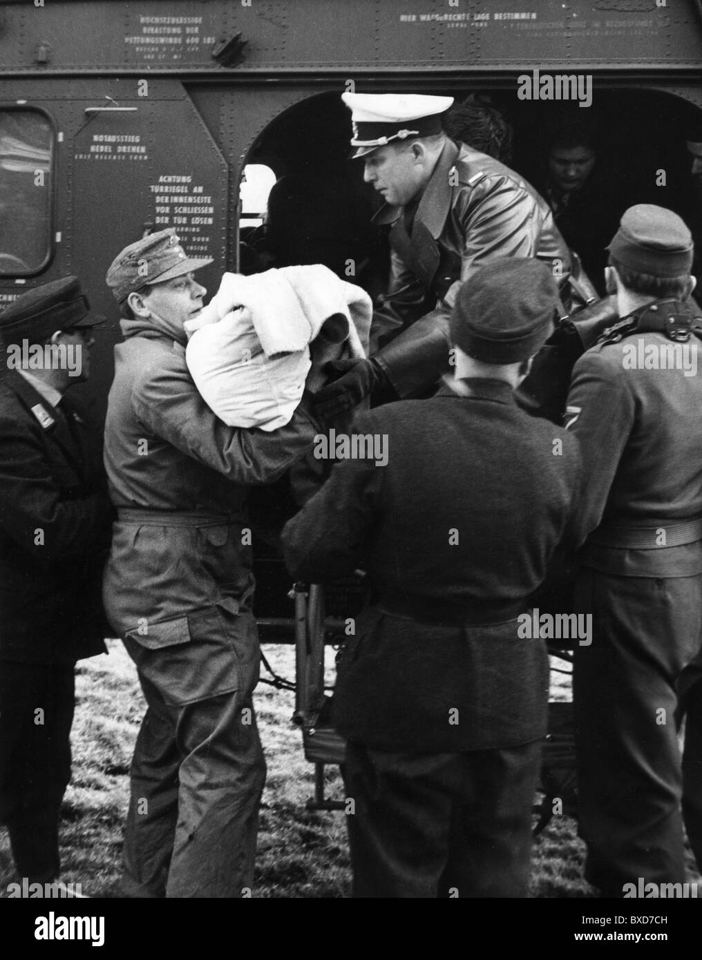 disasters, floods, North Sea flood, 16./17.2.1962, West Germany, Hamburg, unloading a helicopter, 17.2.1962,  military, police, bundeswehr, soldiers, natural catastrophe, destruction, historic, historical, 20th century, 1960s, people, Additional-Rights-Clearences-Not Available Stock Photo