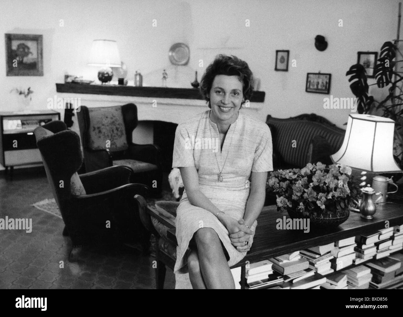 Strauss, Marianne, 21.4.1930 - 22.6.1984, in her appartement, Rott am Inn, circa 1962, , Stock Photo