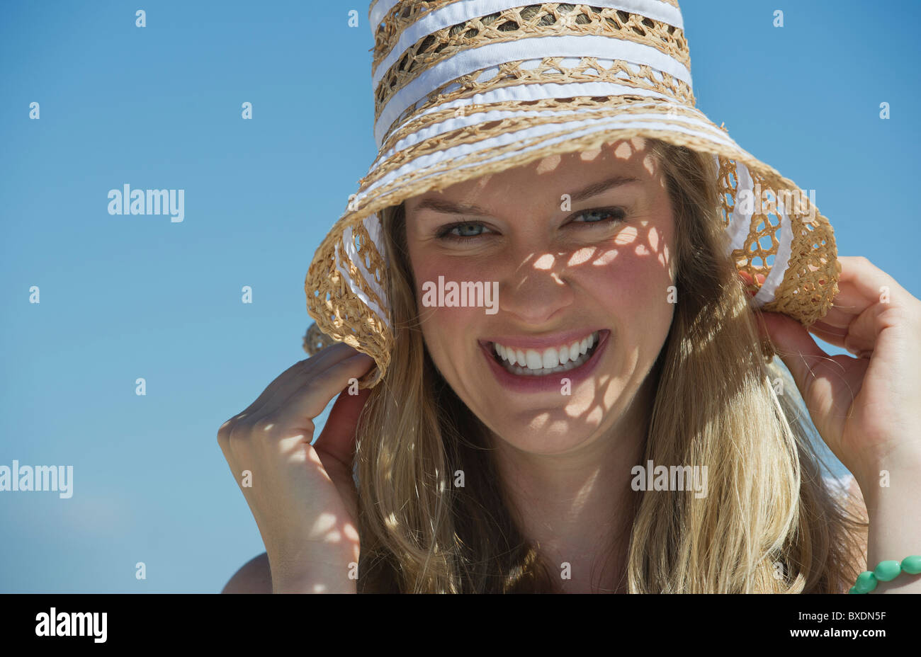 Wearing white sun hats hi-res stock photography and images - Alamy