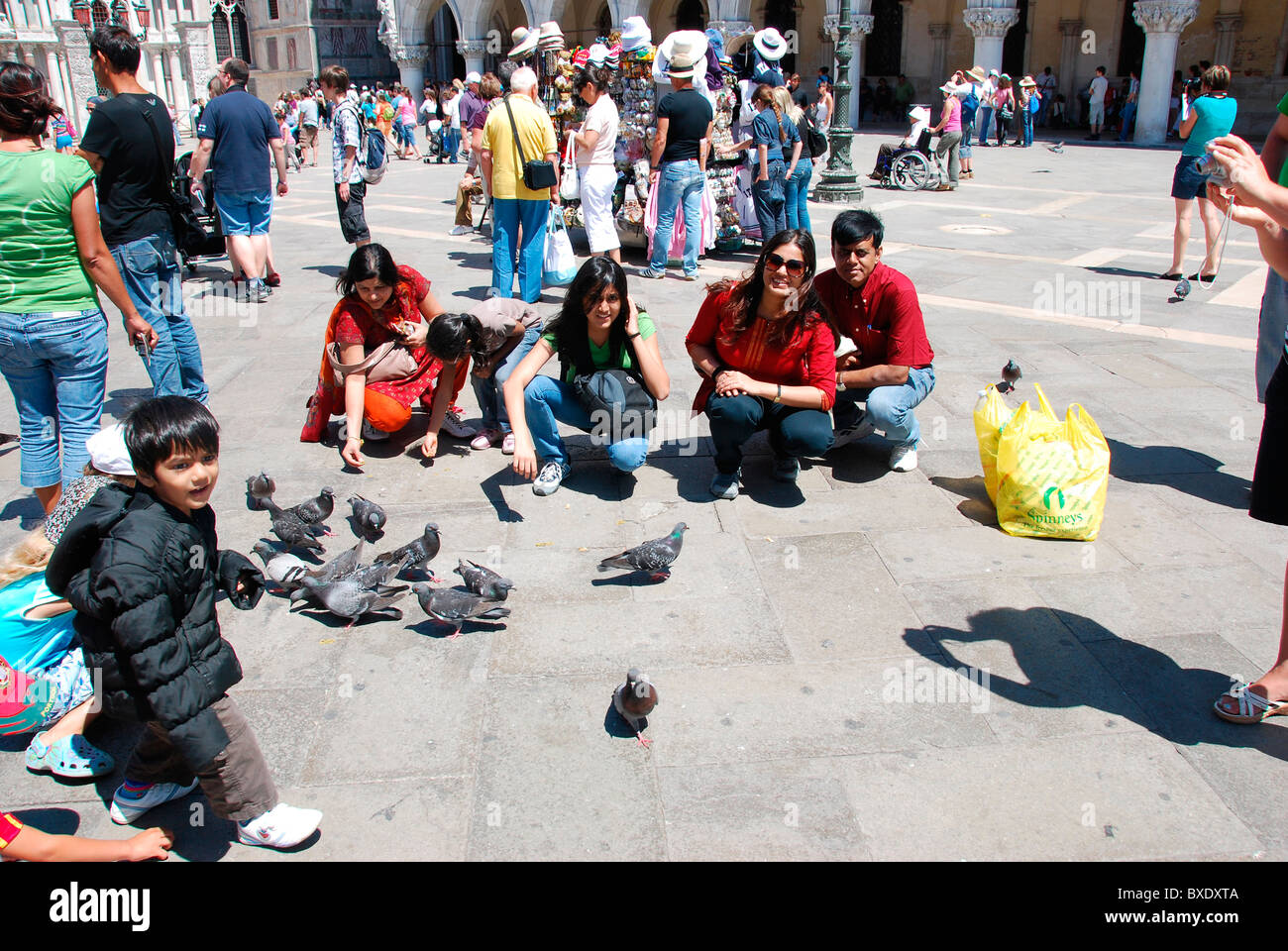 Tourists feeding pigeons in Venice Stock Photo Alamy