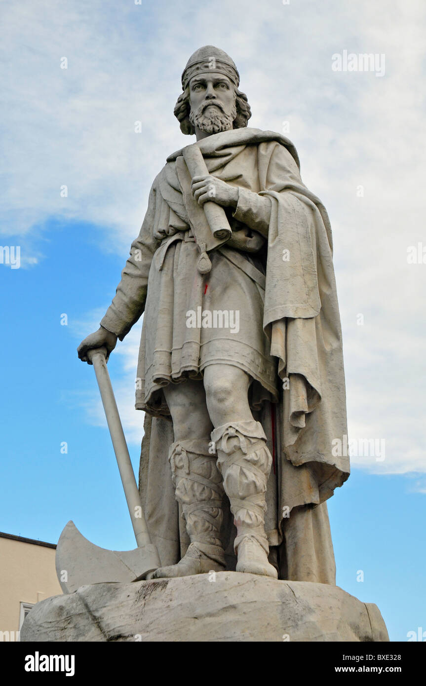 Wantage, Oxon, England statue of King Alfred the Great in the market