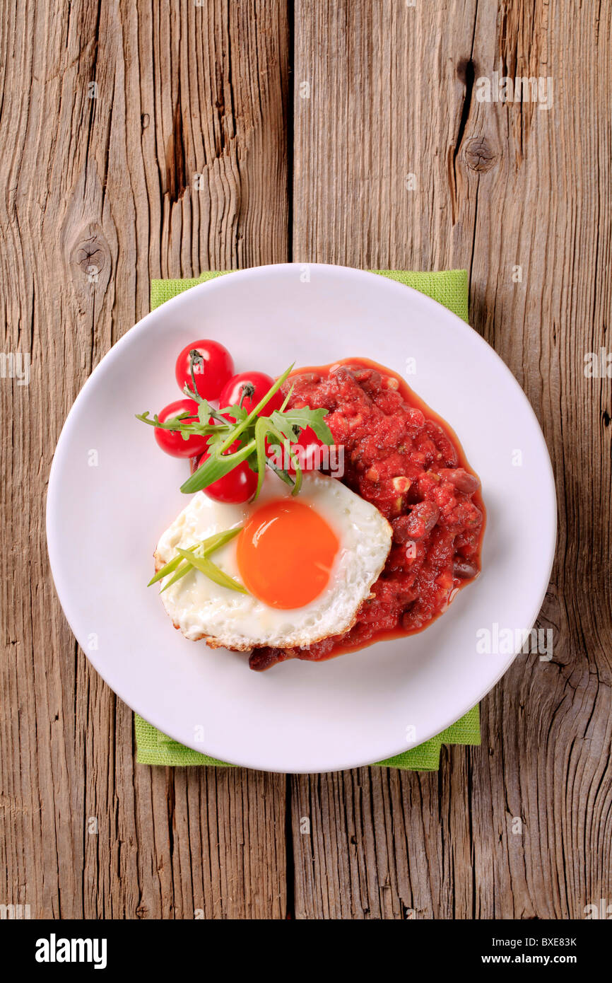 Vegetarian chili and fried egg Stock Photo Alamy