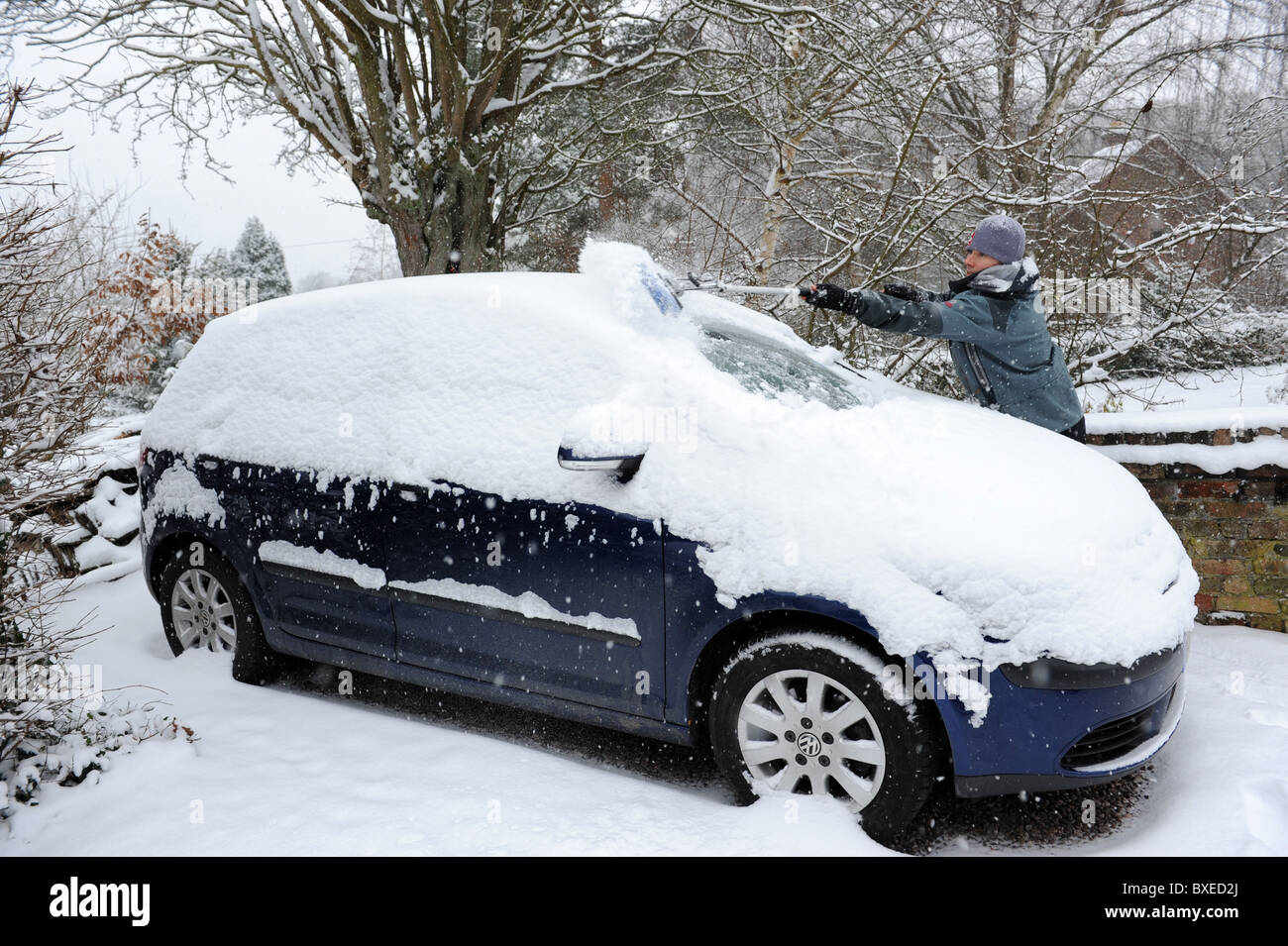Man clearing snow off car Stock Photo Alamy