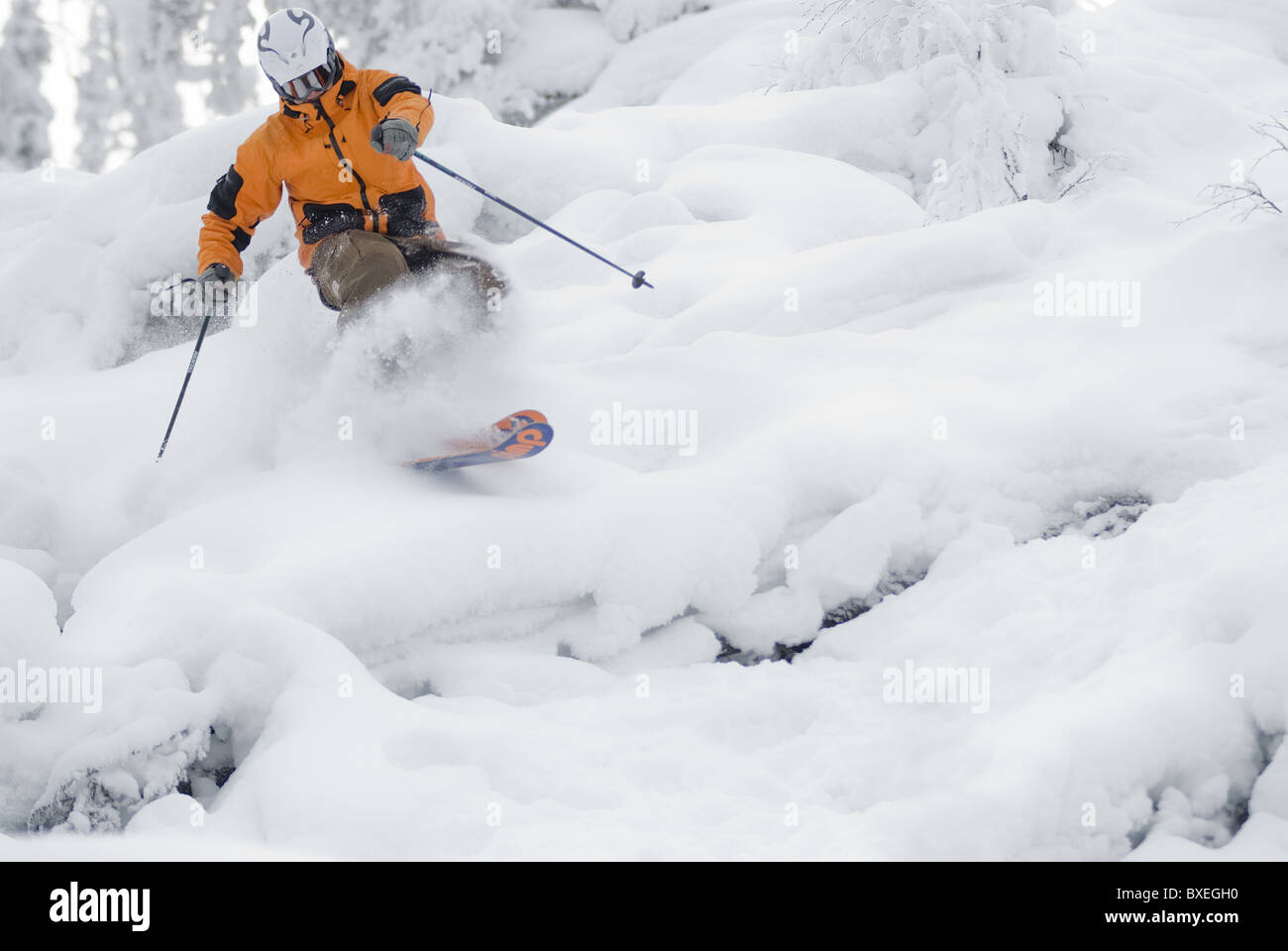 A male telemarker making a telemark turn in the powder snow of Iso