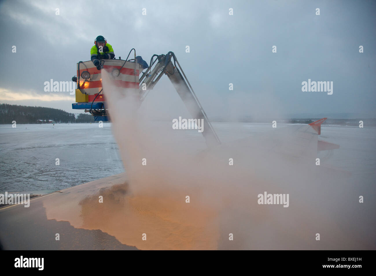 Deicing of the wing of an Easyjet plane in Ivalo airport, Finland: 5 December 2010 Stock Photo