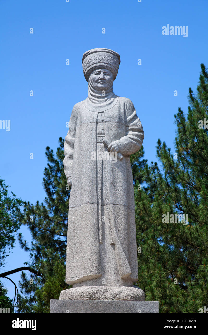 Kyrgyzstan - Bishkek - statue in Dubovy Park Stock Photo - Alamy