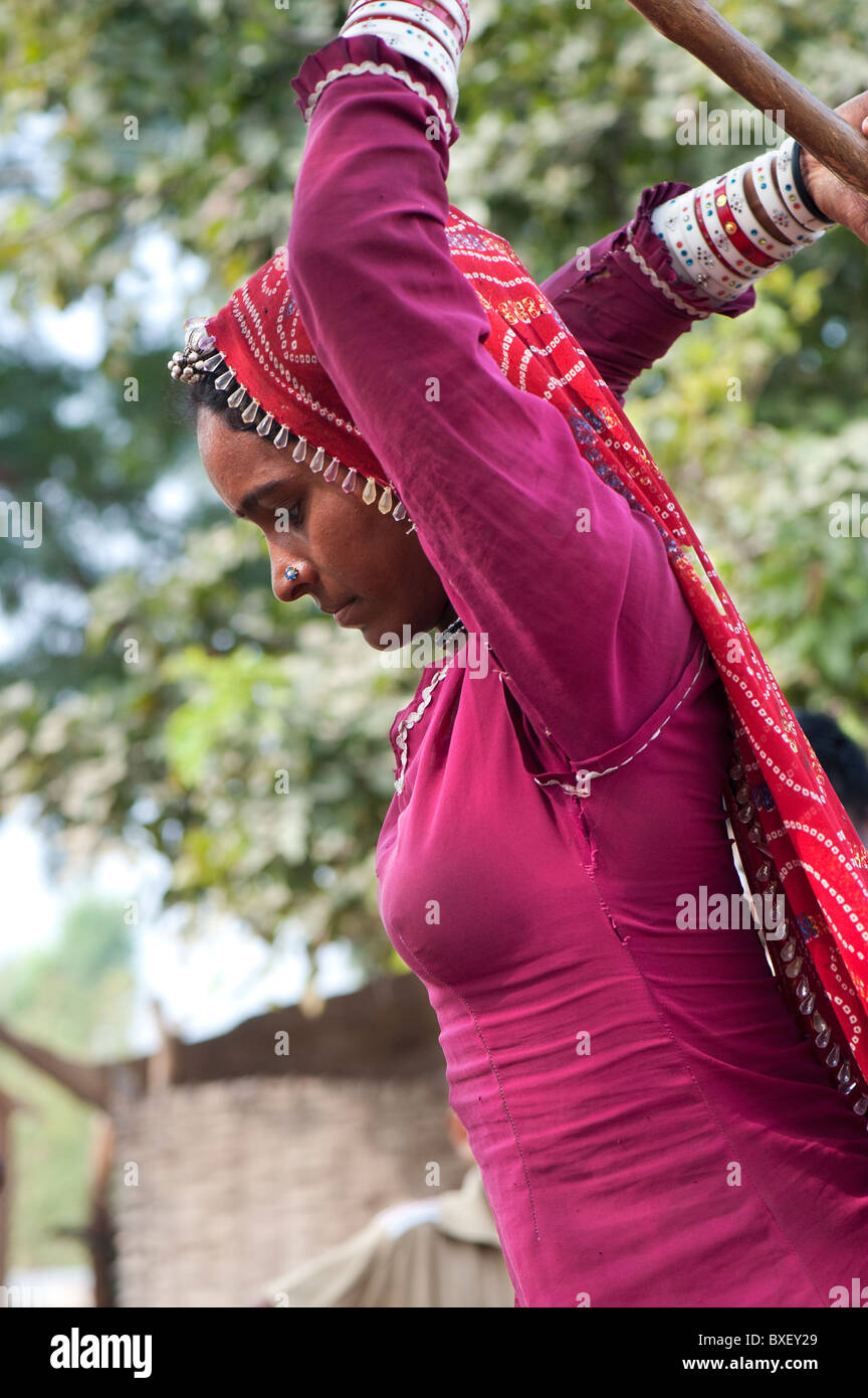 Gadia Lohar. Nomadic Rajasthan woman hammering metal. India's wandering blacksmiths Stock Photo