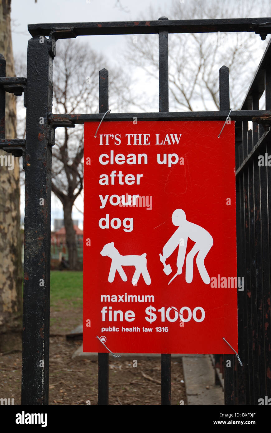 1000US Dollar Penalty for Dogshit Warningbord in Centralpark New York Stock Photo