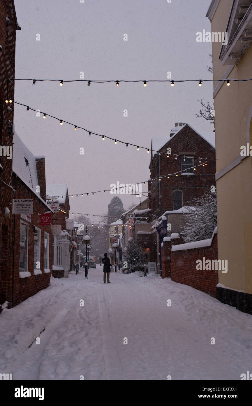 South Parade Avenue in the thickly falling snow and gathering dusk in winter in Oxford. Stock Photo