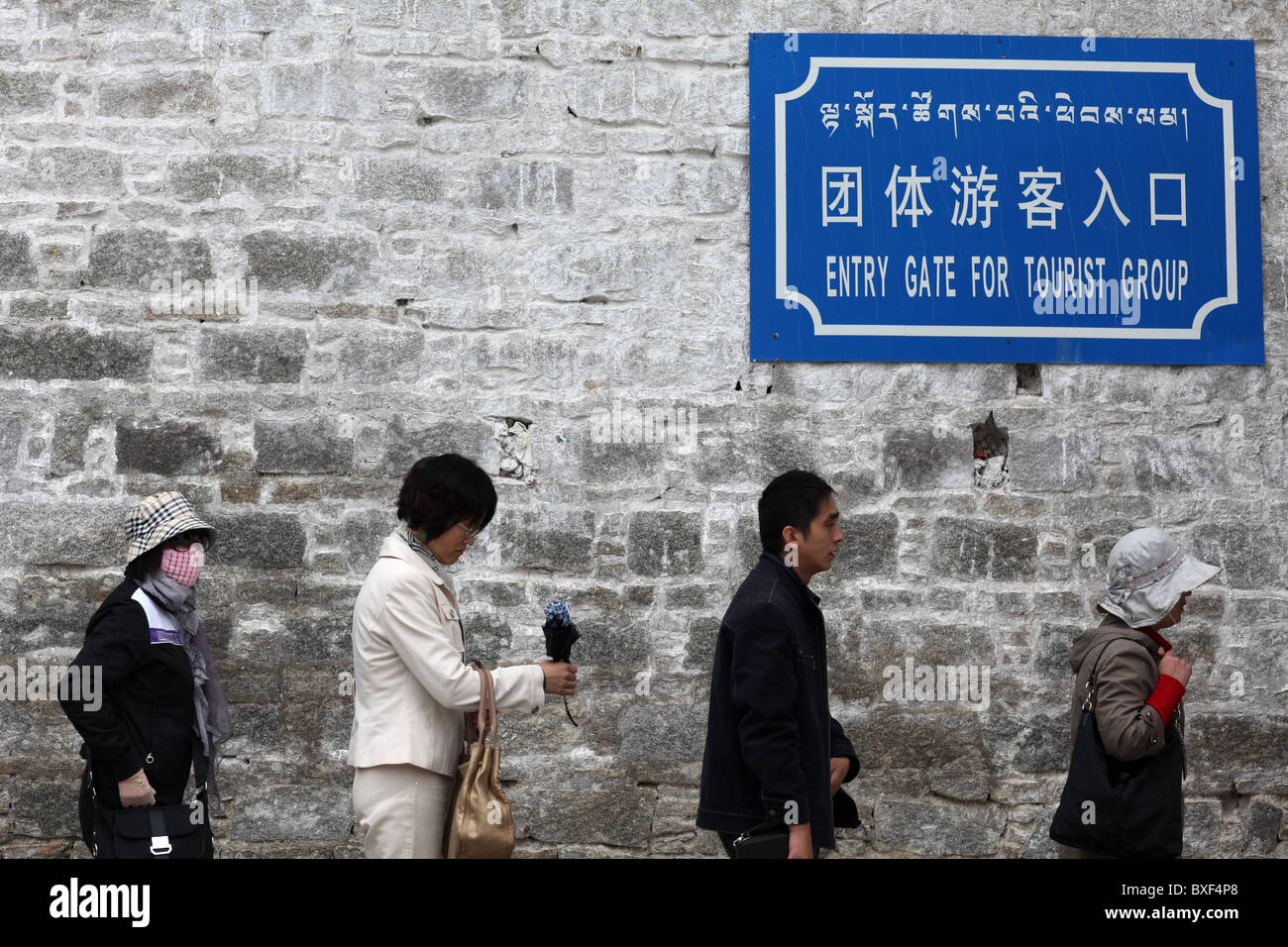Chinese tourists queue to enter the Potala Palace in Lhasa, Tibet. (Tibetan Autonomius region) Stock Photo