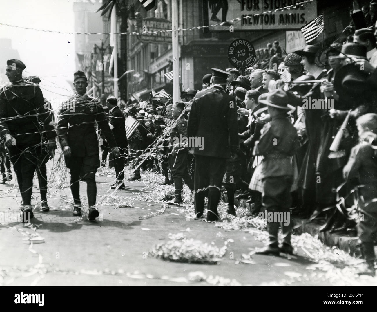 Crowds welcome home with ticker tape United States Army 32nd Division Red Arrow marching in Detroit during WWI homecoming parade Stock Photo