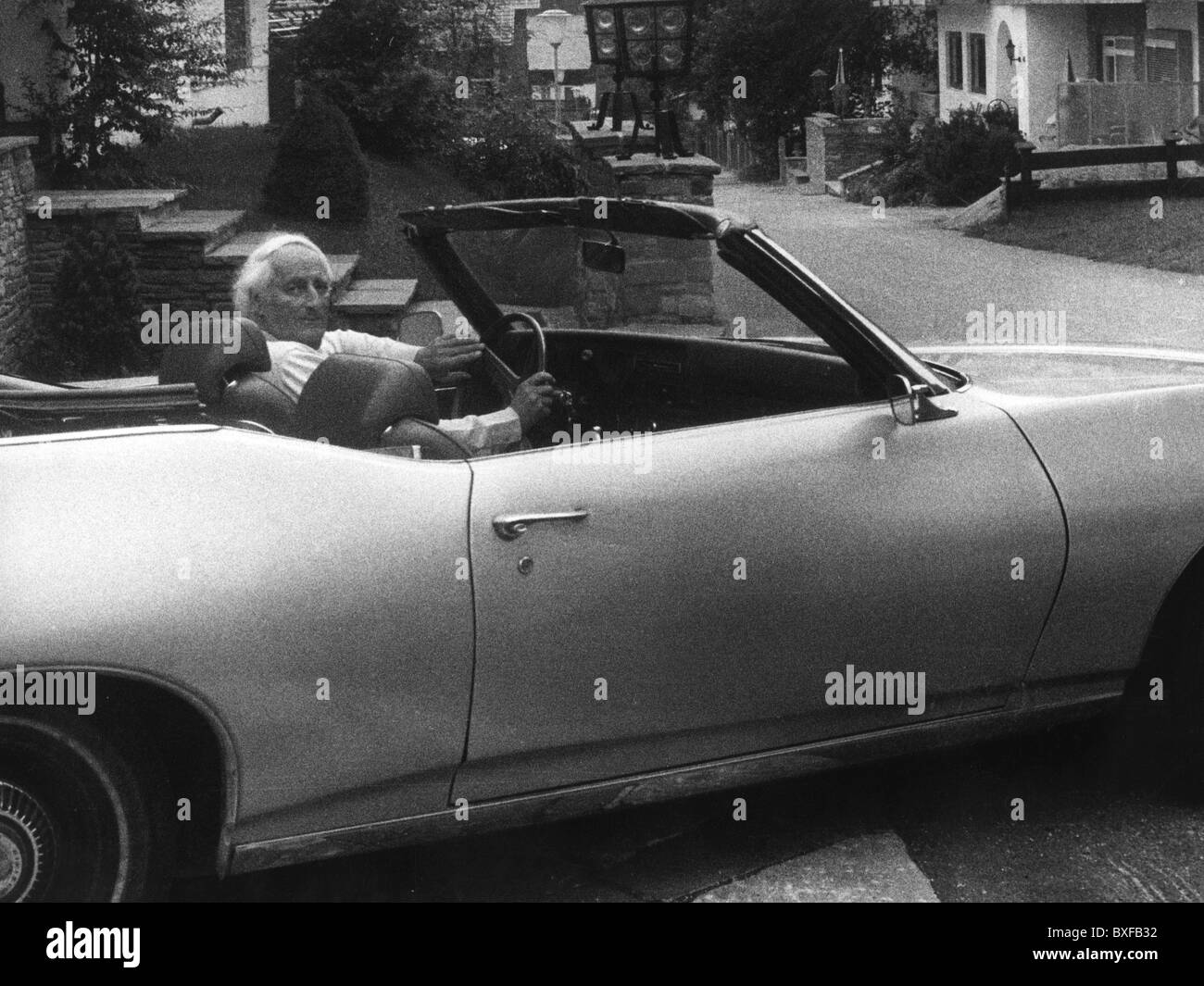 Haber, Heinz, 15.5.1913 - 13. 2.1990, German physican, in hist car, Pontiac convertible, Germany, 1972, , Stock Photo
