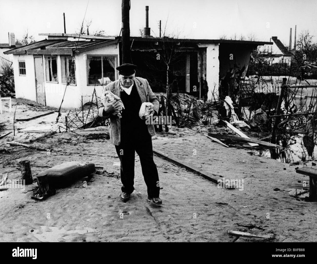 disasters, floods, North Sea flood, 16./17.2.1962, West Germany, Hamburg, man in front of destroyed house, February 1962, victim, people, natural catastrophe, historic, historical, 20th century, 1960s, men, male, Additional-Rights-Clearences-Not Available Stock Photo