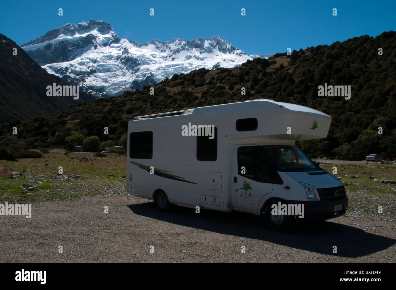 Campervan in front of Mount Sefton in the Southern Alpes   Wohnmobil vor dem Mount Sefton in den Südalpen Stock Photo