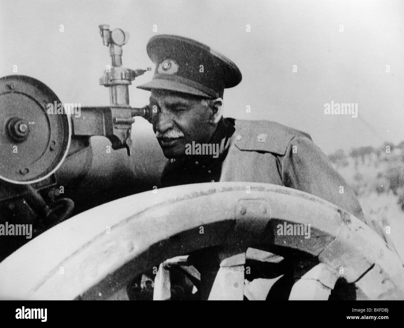 Reza Khan Pahlavi, 16.3.1878 - 26.7.1944, Shah of Persia 12.12.1925 - 16.9.1941, at a field gun, circa 1940, , Stock Photo