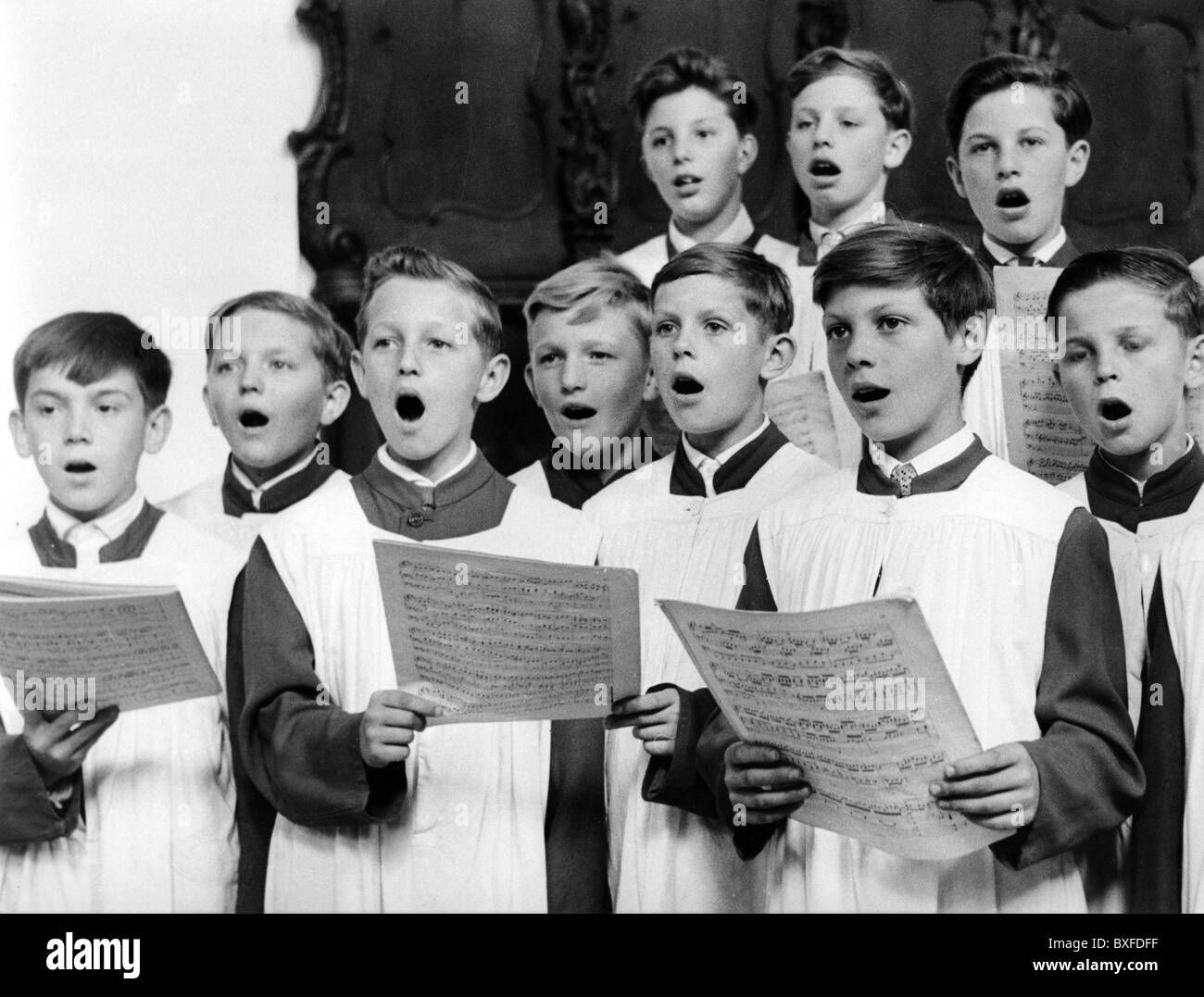 Regensburger Domspatzen (Regensburg Cathedral Choir), German choir, founded in 975 by bishop Wolfgang of Regensburg, group picture, singing, circa 1960, Stock Photo