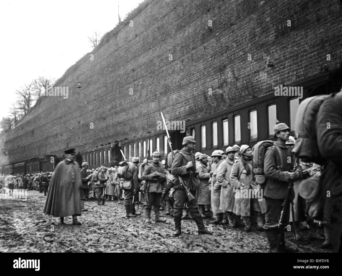 events, First World War / WWI, Western Front 1915 - 1918, German soldiers with French prisoners of war at a railway station, France, circa 1915/1916, 20th century, historic, historical, 1910s, 10s, Germany, military, German Reich, Empire, uniform, uniforms, captivity, POW, POWs, guard, pickelhaube, spiked helmet, rifle, bayonet, train, people, Additional-Rights-Clearences-Not Available Stock Photo
