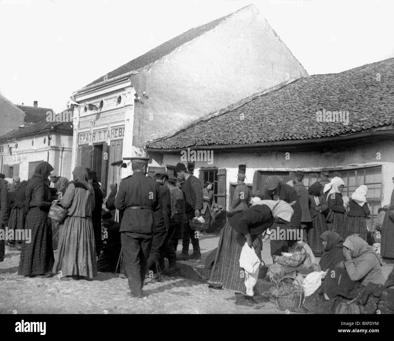 events, First World War / WWI, Balkans, German military officer in a market in Macedonia, circa 1916/1917, Additional-Rights-Clearences-Not Available Stock Photo