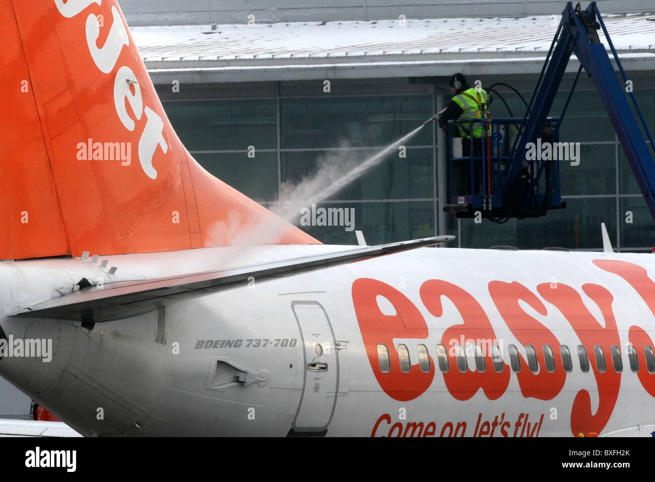 AN EASYJET PLANE BEING DI ICED ON  AT LONDON LUTON AIRPORT. Stock Photo