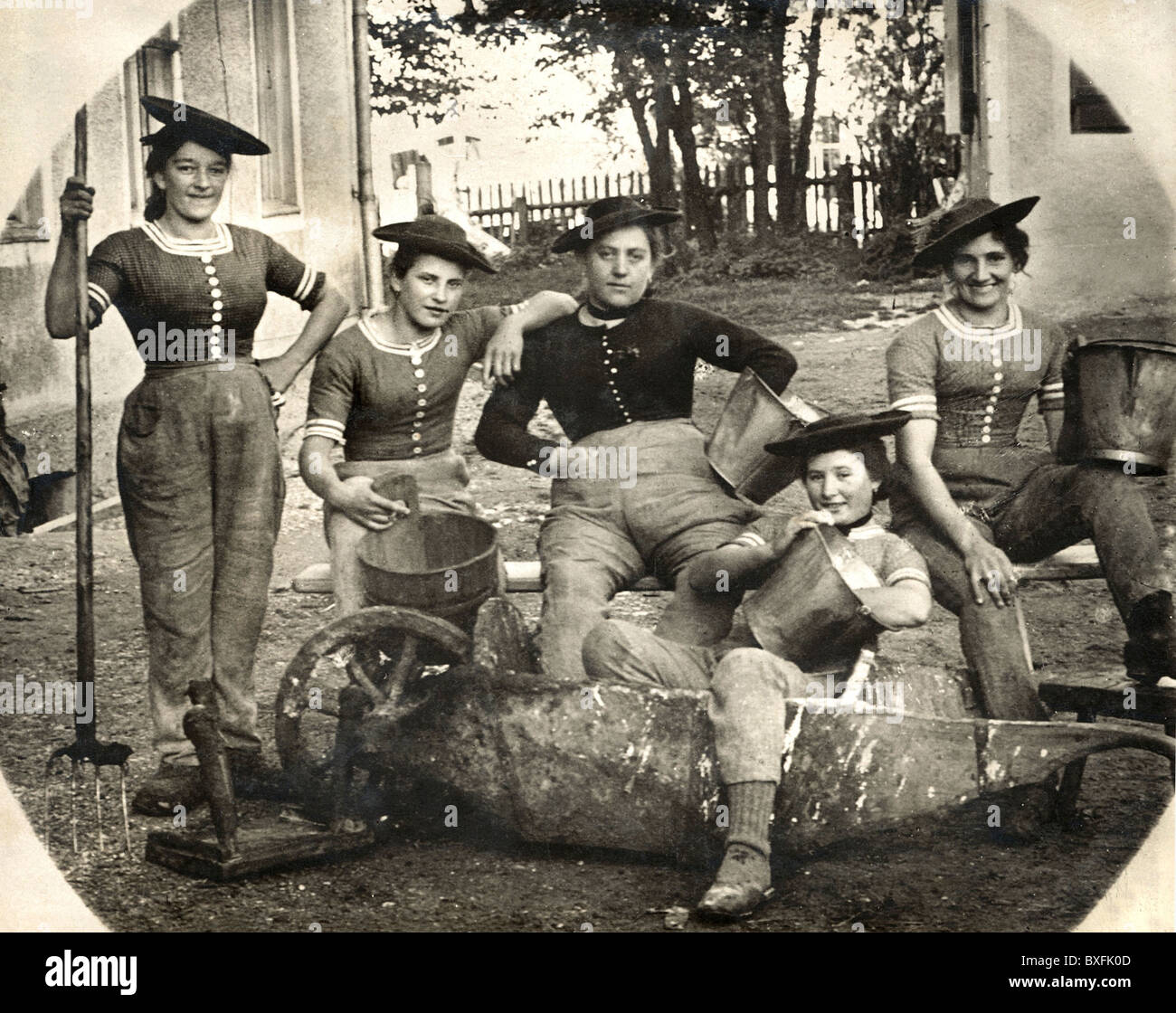 people, women, maids on a farm, Bavaria, Germany, circa 1910, Additional-Rights-Clearences-NA