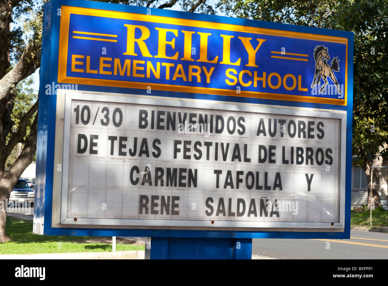 Sign outside Reilly Elementary in Austin welcomes children's book authors Carmen Tafolla and Rene Saldaña in Spanish Stock Photo