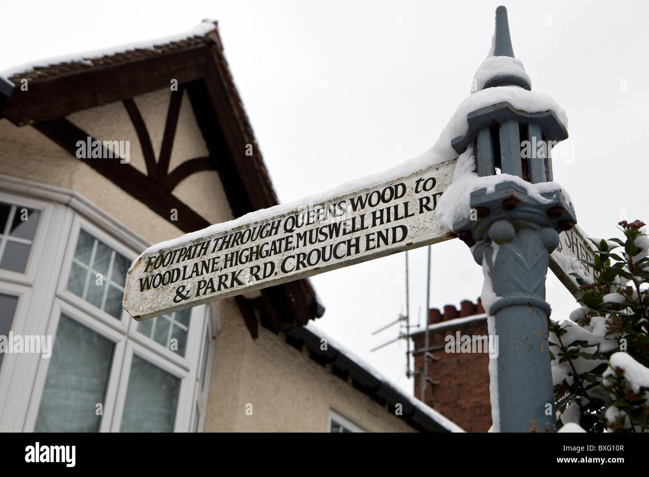 Snow covered signpost to Queens Wood, Wood Lane, Highgate, Muswell Hill, Park Road & Crouch End Stock Photo
