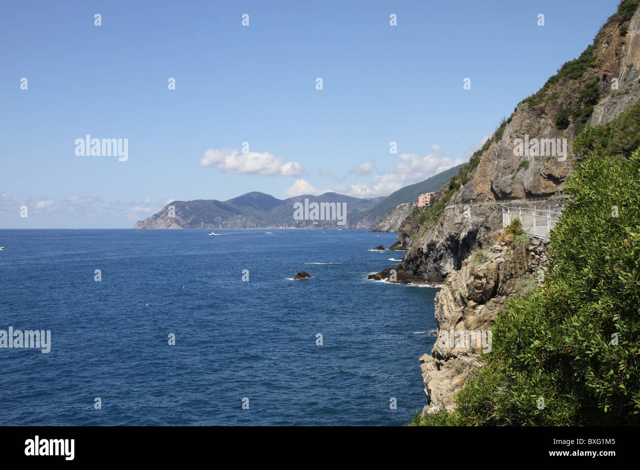 Via dell'amore between Riomaggiore and Vernazza, Cinque Terre, Italy Stock Photo