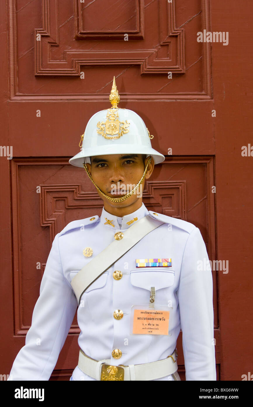 Bangkok thailand guard royal palace hi-res stock photography and images ...