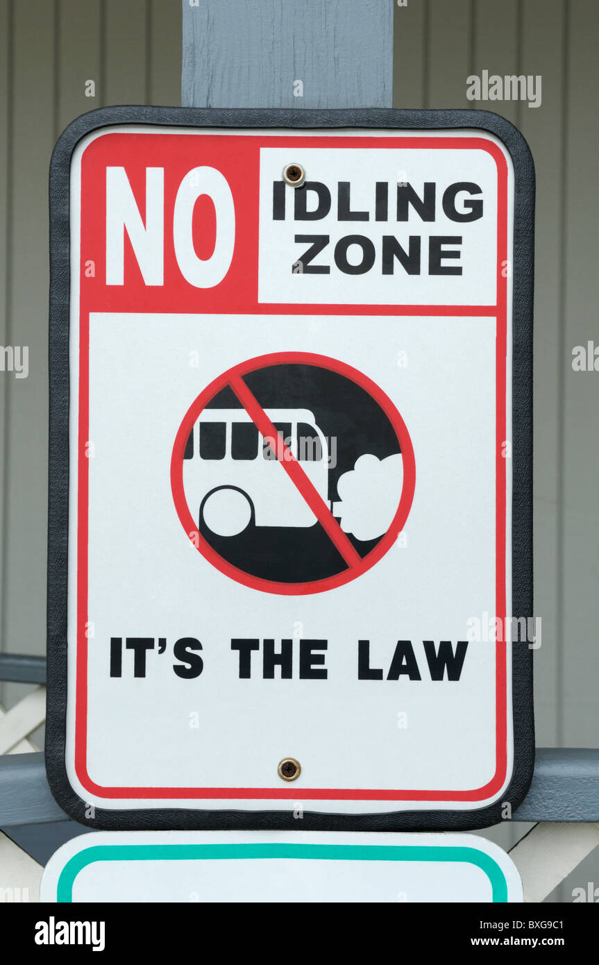Sign in a shopping market parking lot warns people to turn off their car engine when idling to reduce air pollution, New Jersey Stock Photo