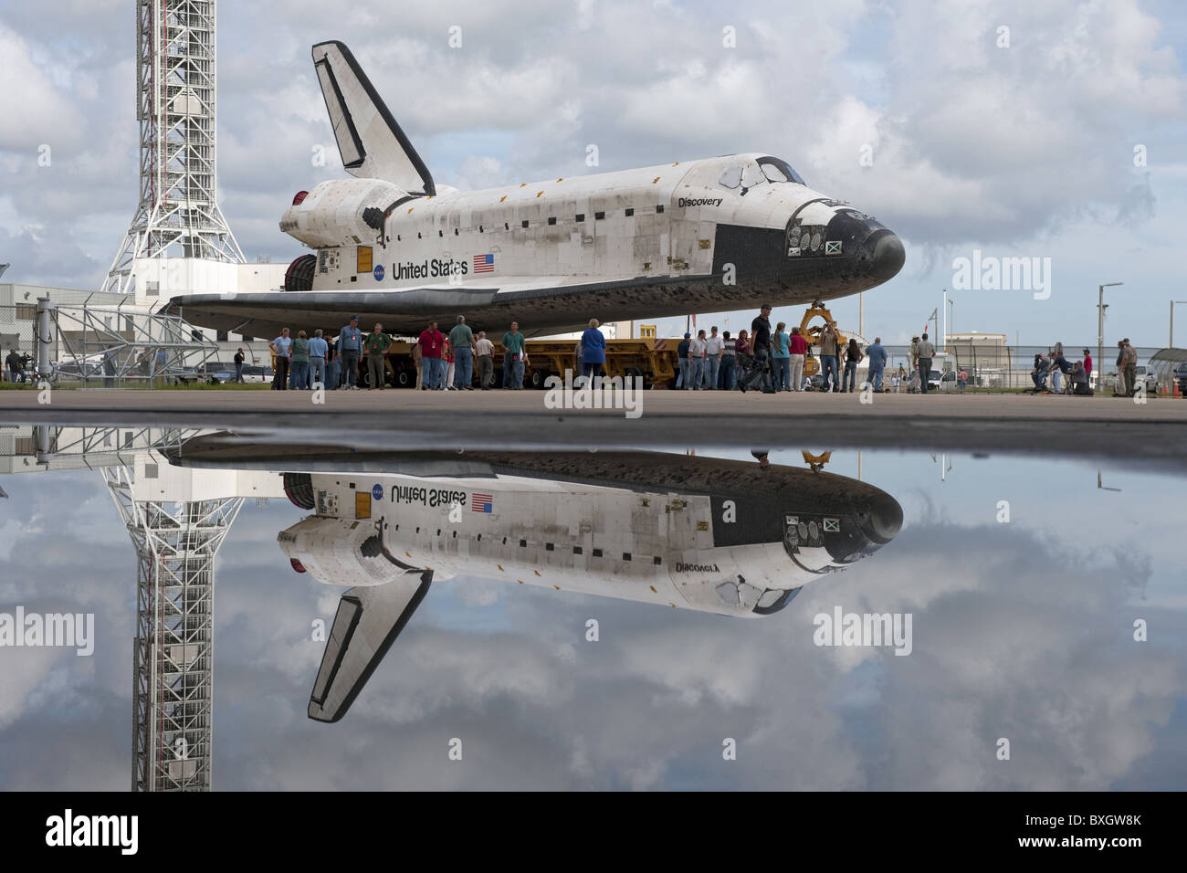 shuttle Discovery in transit during its 'rollover' from Orbiter Processing Facility-3 Stock Photo