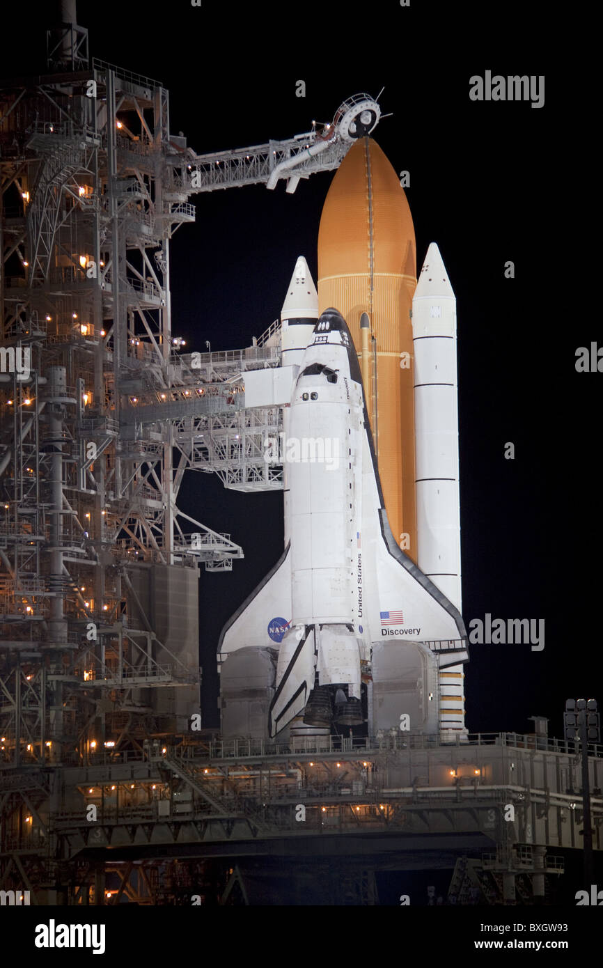 xenon lights illuminate space shuttle Discovery on Launch Pad 39A Stock Photo