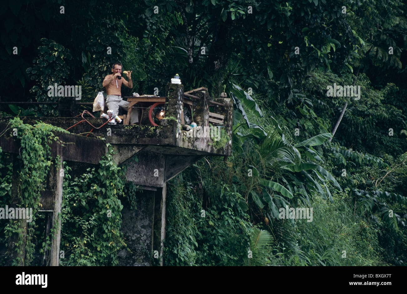 Costa Rica, Aussteiger beim Fruestueck auf Ruine im Regenwald dropout with breakfast on ruin in rain forest Stock Photo
