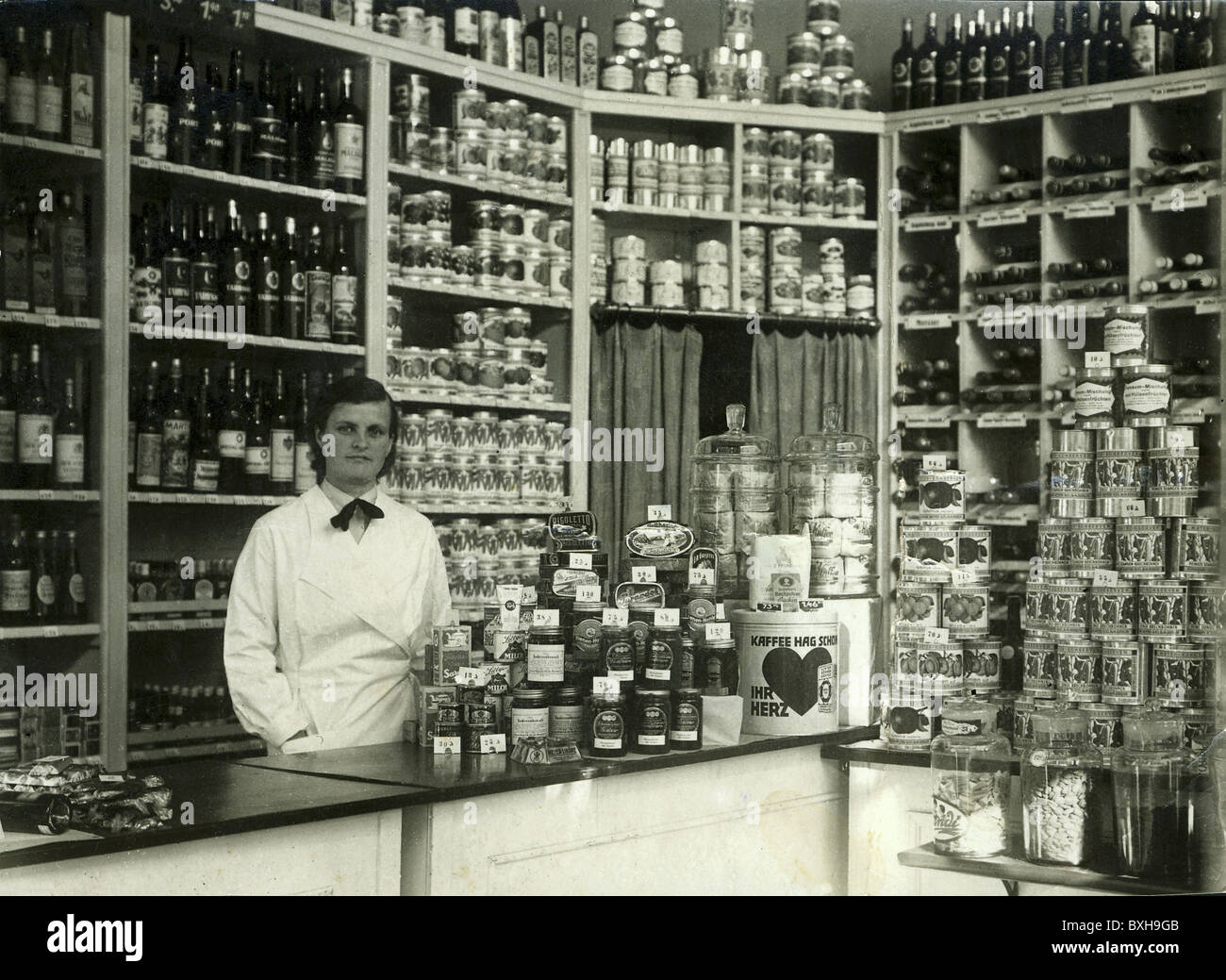 trade, shops, saleswoman in Tante-Emma shop, Germany, 1935, Additional-Rights-Clearences-Not Available Stock Photo