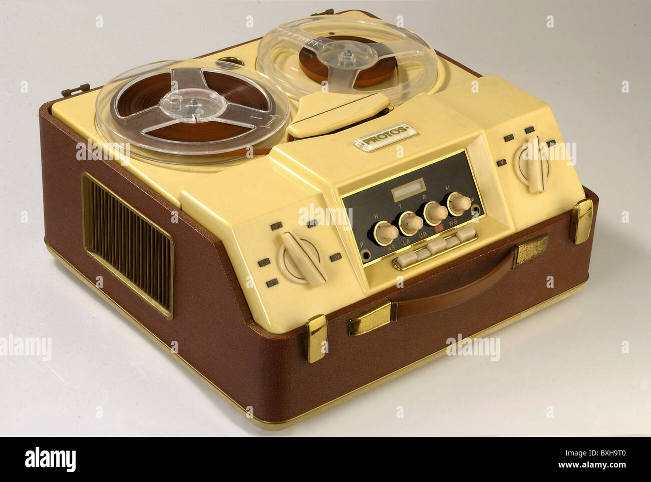 Reel to reel 1950s hi-res stock photography and images - Alamy