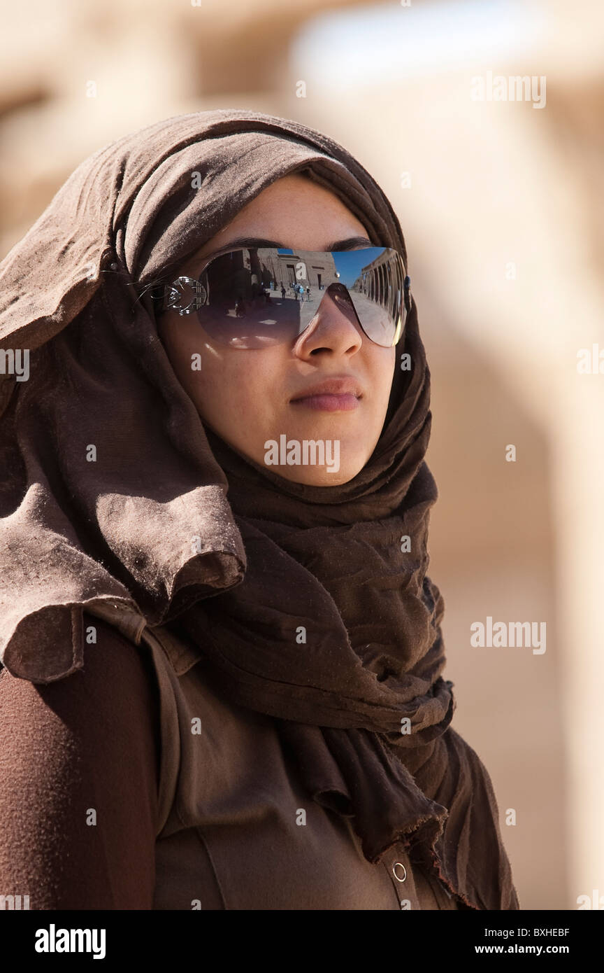 Woman burka desert hi-res stock photography and images - Alamy