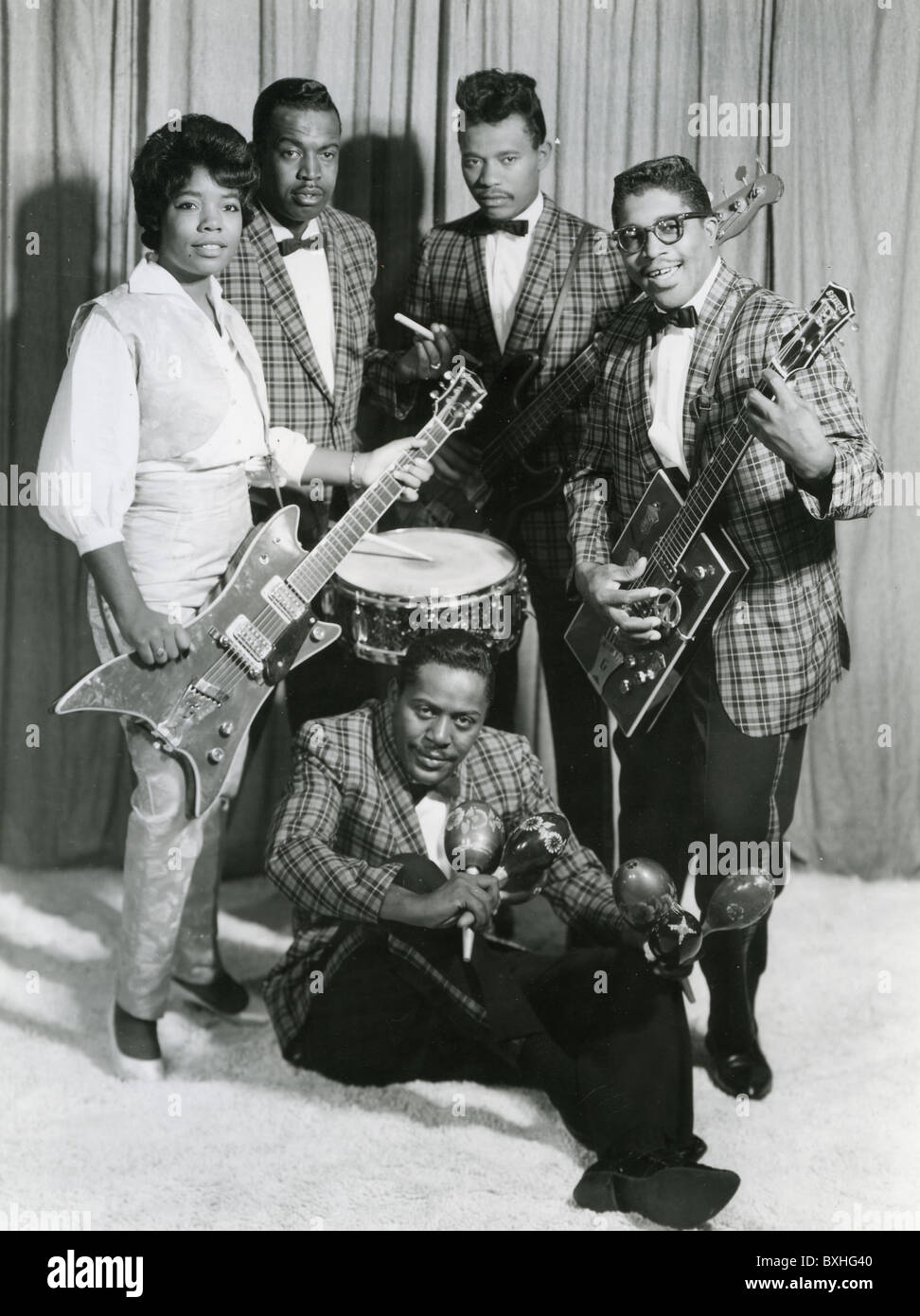 BO DIDDLEY  US rock musician at right with The Duchess at left and Jerome standing next to Diddley Stock Photo